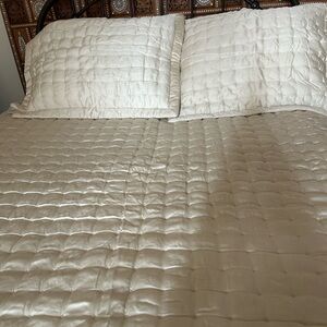 Elegant Cream Bedding Set